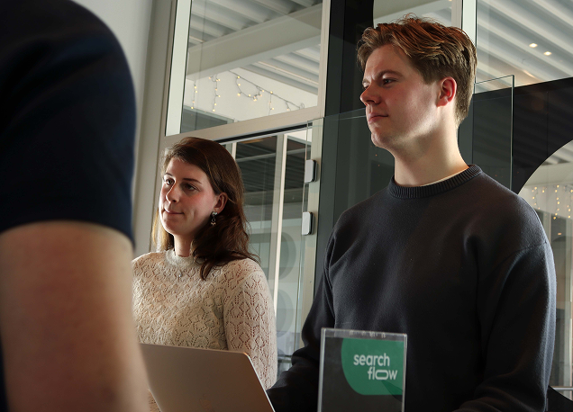 Twee seo specialisten van Searchflow in een meeting